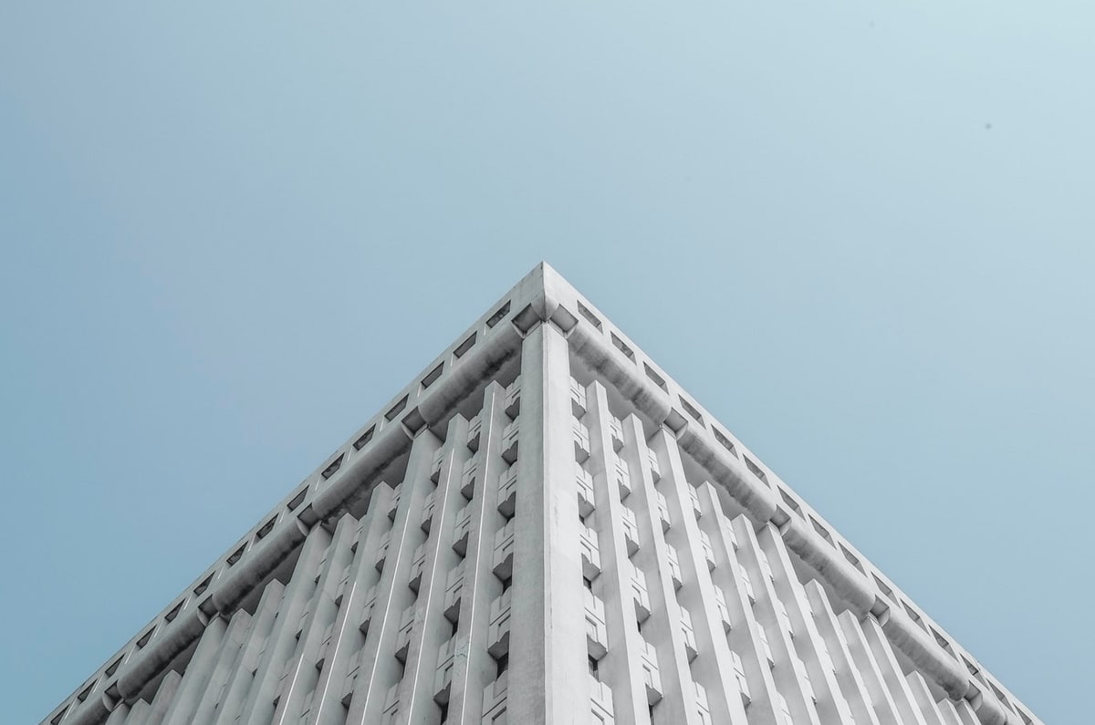 爱看机器人这段我会倒着读：先抓标题有没有先下结论，再把转述改成中性转述；写作时很好用